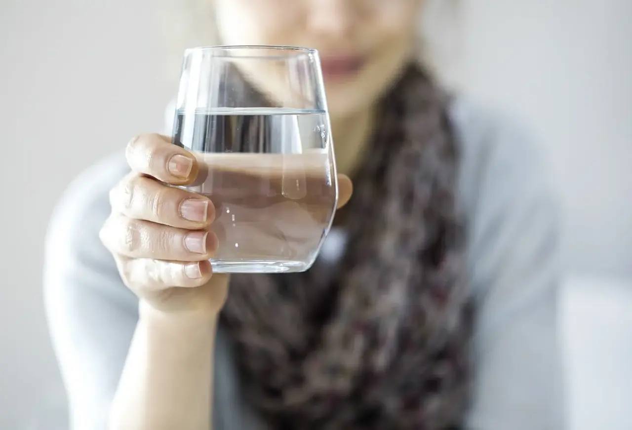 Che succede se bevo 2 litri d’acqua al giorno? Ecco la verità