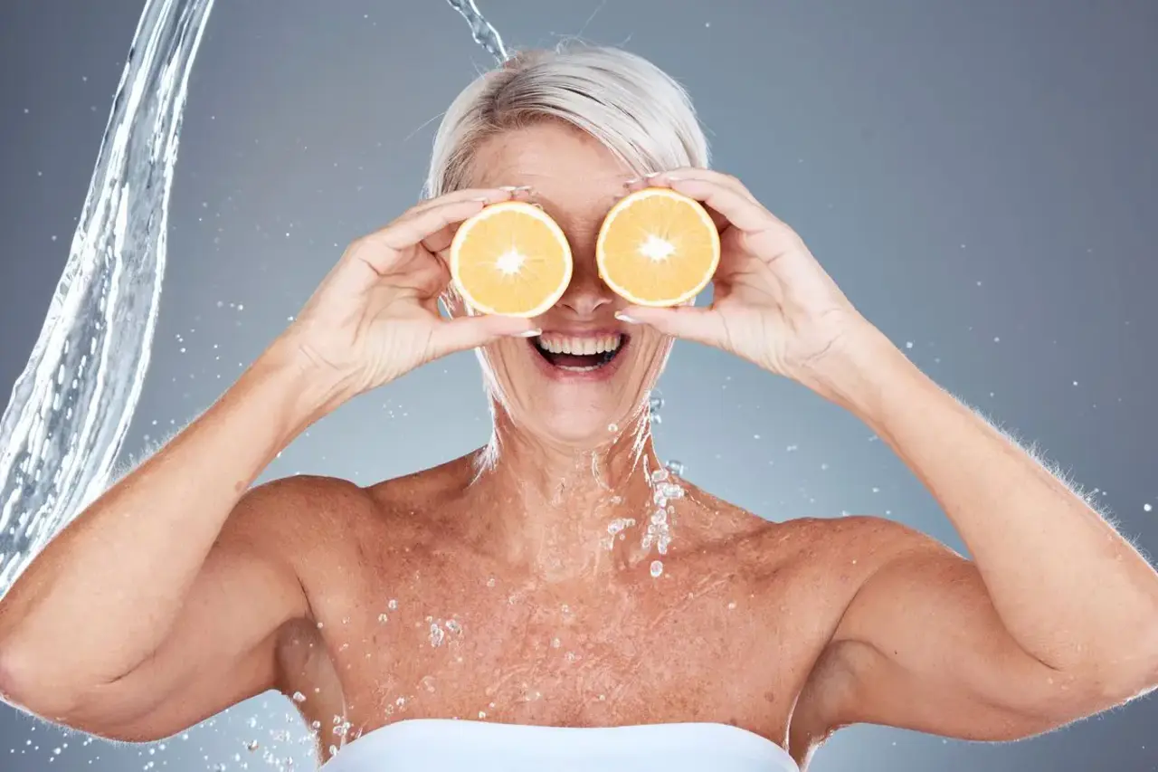 Mangiare arance sotto la doccia: assurdo, ecco cosa accade