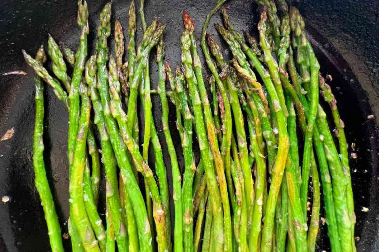 Allerta asparagi: ecco cosa accade se li mangi ogni giorno